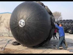 บังโคลนยางโยโกฮาม่าแบบไฮโดรนิวเมติกมาตรฐานการตรวจสอบ ISO ขนาด 2.5*4 เมตร พร้อมยางสีดำ