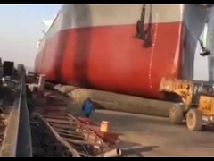 เรือถูกปล่อยลงน้ำและออกเดินทาง