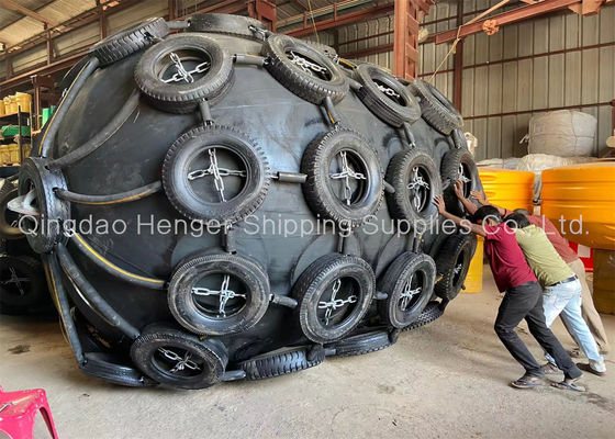 คุณภาพ Black Marine Pneumatic Rubber Fender 50kpa 3.3*6.5m พร้อม Chain Net โรงงาน