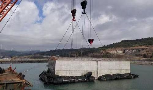 คุณภาพ ถุงลมนิรภัยยางทะเลสีดำสำหรับการเปิดตัวและการกอบกู้ โรงงาน