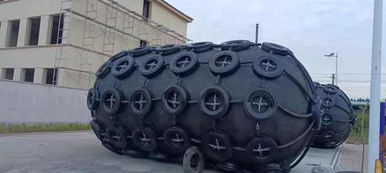 คุณภาพ 3300x6500mm นิวเมติก Yokohama Fenders 50Kpa พร้อม Chain Tyre Net โรงงาน