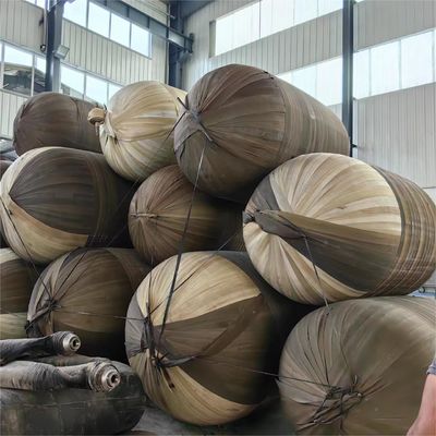 คุณภาพ สีดํา 2000x4000 มิลลิเมตร พนูเมติกยาง Fender กับโซ่และยางเครือ 50kpa สําหรับเรือ โรงงาน