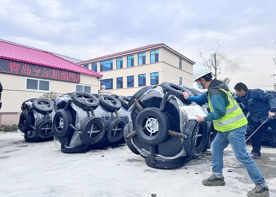 คุณภาพ โพลียูเรธาน กระบอก Hot Dip Galvanized Flange Floating Foam Fender โรงงาน