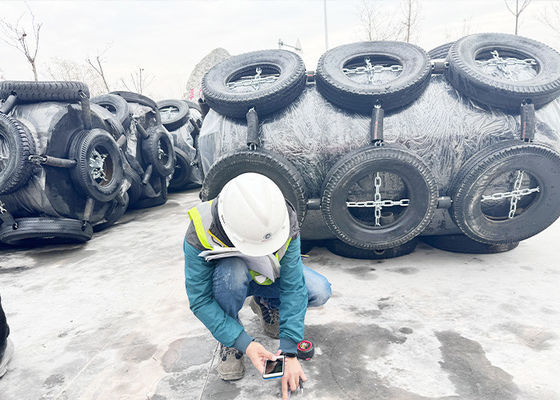 คุณภาพ โพลียูเรธาน กระบอก Hot Dip Galvanized Flange Floating Foam Fender โรงงาน