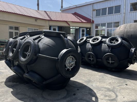 คุณภาพ สีดํา / สีเทา ความแรงดันประสิทธิภาพกระบอก Fender ยาง Pneumatic โรงงาน