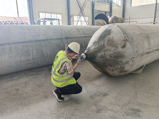 คุณภาพ High Pressure Resistance Inflatable Marine Airbags Cylindrical Type Offering Performance For Ship Launching Cargo Handling โรงงาน