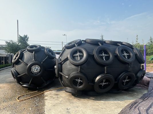 คุณภาพ 0.05MPa/ 0.08MPa ปลายางเรือ Fender ด้วยความสามารถในการดูดซึมแรงกระแทกที่ดีเยี่ยมและชนิด Sling โรงงาน