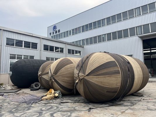 คุณภาพ 0.05MPa/ 0.08MPa ปลายางเรือ Fender ด้วยความสามารถในการดูดซึมแรงกระแทกที่ดีเยี่ยมและชนิด Sling โรงงาน