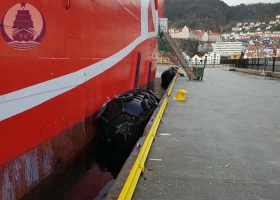 คุณภาพ 80KPa การดูดซับพลังงานที่สูง Pneumatic Marine Fender สำหรับเรือเพื่อจัดส่ง โรงงาน