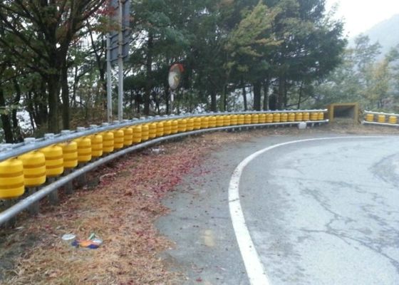 คุณภาพ สีแดงสีจราจร Safety Roller Barrier With Hot Dip Galvanized โรงงาน