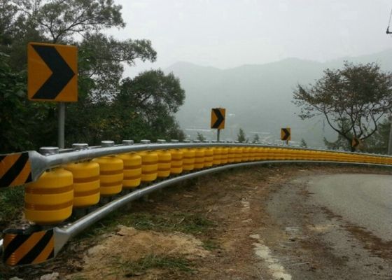 คุณภาพ สีแดงสีจราจร Safety Roller Barrier With Hot Dip Galvanized โรงงาน