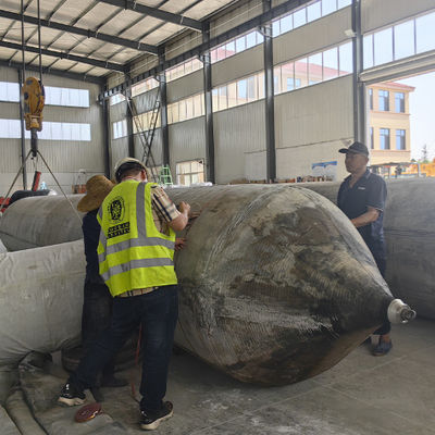 คุณภาพ ถุงลมนิรภัยยางสำหรับปล่อยเรือขึ้นท่าเรือแบบใช้ลม โรงงาน