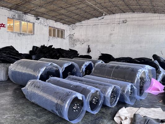 คุณภาพ บังโคลนเติมโฟมโพลียูรีเทนและ EVA ช่วยปกป้องเรือและโครงสร้างท่าเรือ บังโคลนทางทะเลเพื่อป้องกันการกระแทกของเรือ โรงงาน