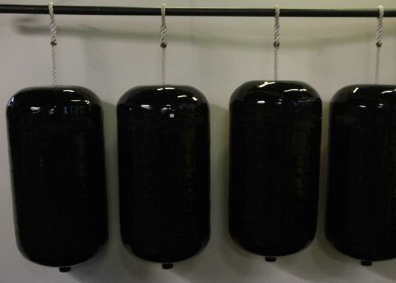 คุณภาพ โฟมทางทะเลที่มีความแข็งแรงสูงที่เต็มไปด้วยบังโคลนเรือสีดำกระแทกป้องกันเรือ โรงงาน