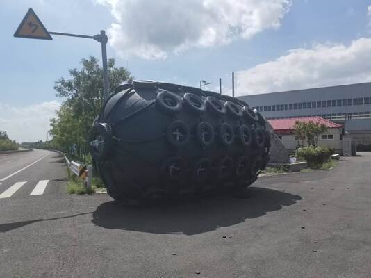 คุณภาพ High Strength Pneumatic Rubber Fender Inflatable Design for Large Tankers Bulk Carriers and Floating Marine Applications โรงงาน