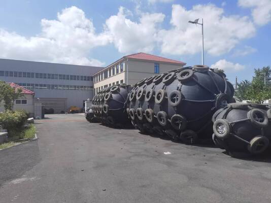 คุณภาพ High Strength Pneumatic Rubber Fender Inflatable Design for Large Tankers Bulk Carriers and Floating Marine Applications โรงงาน