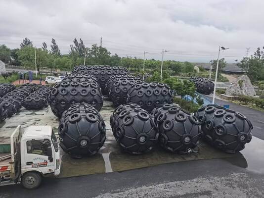 คุณภาพ High Strength Pneumatic Rubber Fender Inflatable Design for Large Tankers Bulk Carriers and Floating Marine Applications โรงงาน