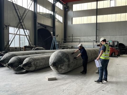 คุณภาพ Marine Rubber Airbag with Stainless Steel Mounting Hardware for Corrosion Free Installation and 0.8-3 M Diameter โรงงาน