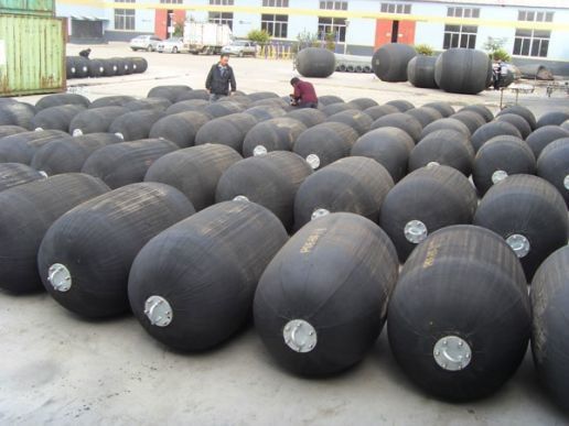 คุณภาพ รางเรือยางนิวเมติก Marine Fender Roller Marine Jetty Fenders โรงงาน