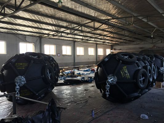 คุณภาพ รางเรือยางนิวเมติก Marine Fender Roller Marine Jetty Fenders โรงงาน