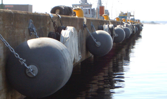 คุณภาพ 1.5 * 2.5 ม. ยางกันกระแทกยางกันกระแทกยางกันกระแทกสำหรับป้องกันท่าเรือ โรงงาน