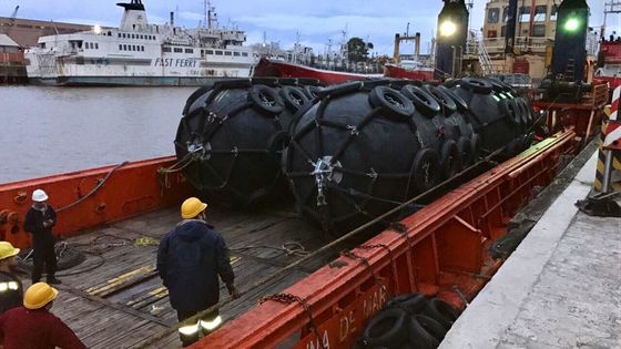 คุณภาพ 50KPA ขนาด D2.5 * L4 บังโคลนยางลมทางทะเล Inflatable Floating Boat โรงงาน