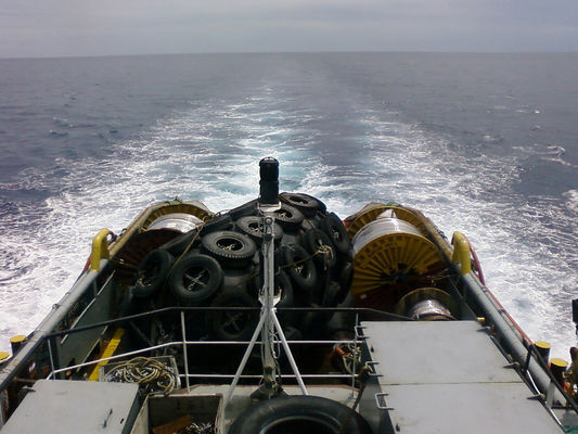 คุณภาพ 50kpa Submarine Sling Type Fender Yokohama ยางกันกระแทกยางลมสำหรับเรือ Berthing โรงงาน