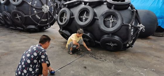 คุณภาพ บังโคลนยางลมเรือพร้อมยางและโซ่ โรงงาน