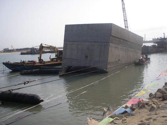 คุณภาพ ถุงลมนิรภัยสำหรับยกยางสำหรับยกของหนัก D15 * L20m Marine Lifting Airbag โรงงาน