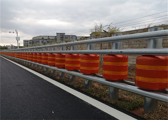 คุณภาพ EVA Filled Eco วัสดุความปลอดภัย Roller Barrier การดูดซับพลังงาน Roller Guard Rails โรงงาน