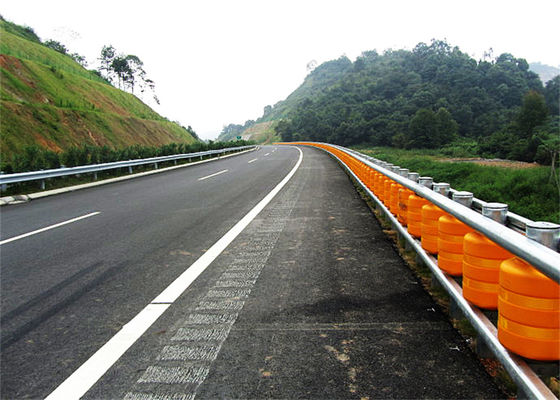 คุณภาพ SB Grade Approved Highway Safety Roller Barrier สีเหลืองสีแดงสีขาว โรงงาน