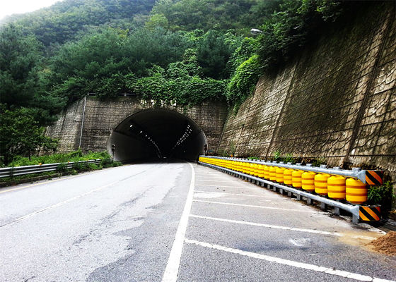 คุณภาพ การจราจรบนถนนประเภทกลิ้ง ความปลอดภัย EVA Roller Barrier มาตรฐาน ISO โรงงาน