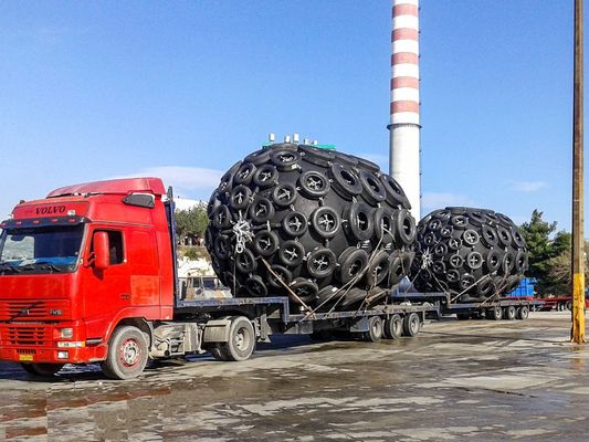 คุณภาพ ISO17357 บังโคลนโยโกฮาม่าลอยน้ำสำหรับการป้องกันเรือเทียบท่า โรงงาน